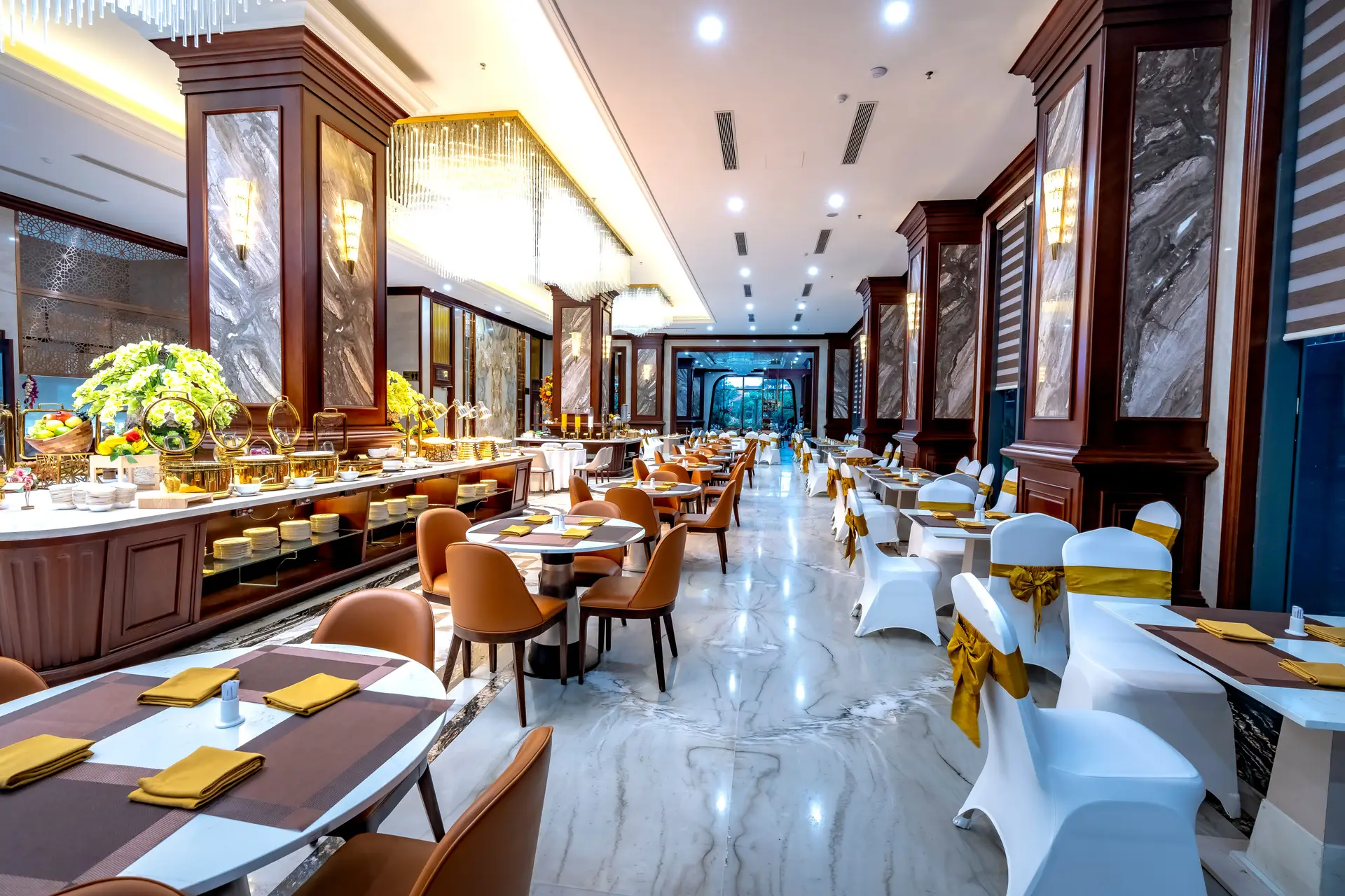 Exquisites Restaurant-Interieur der Solquarian Prestige Lodge