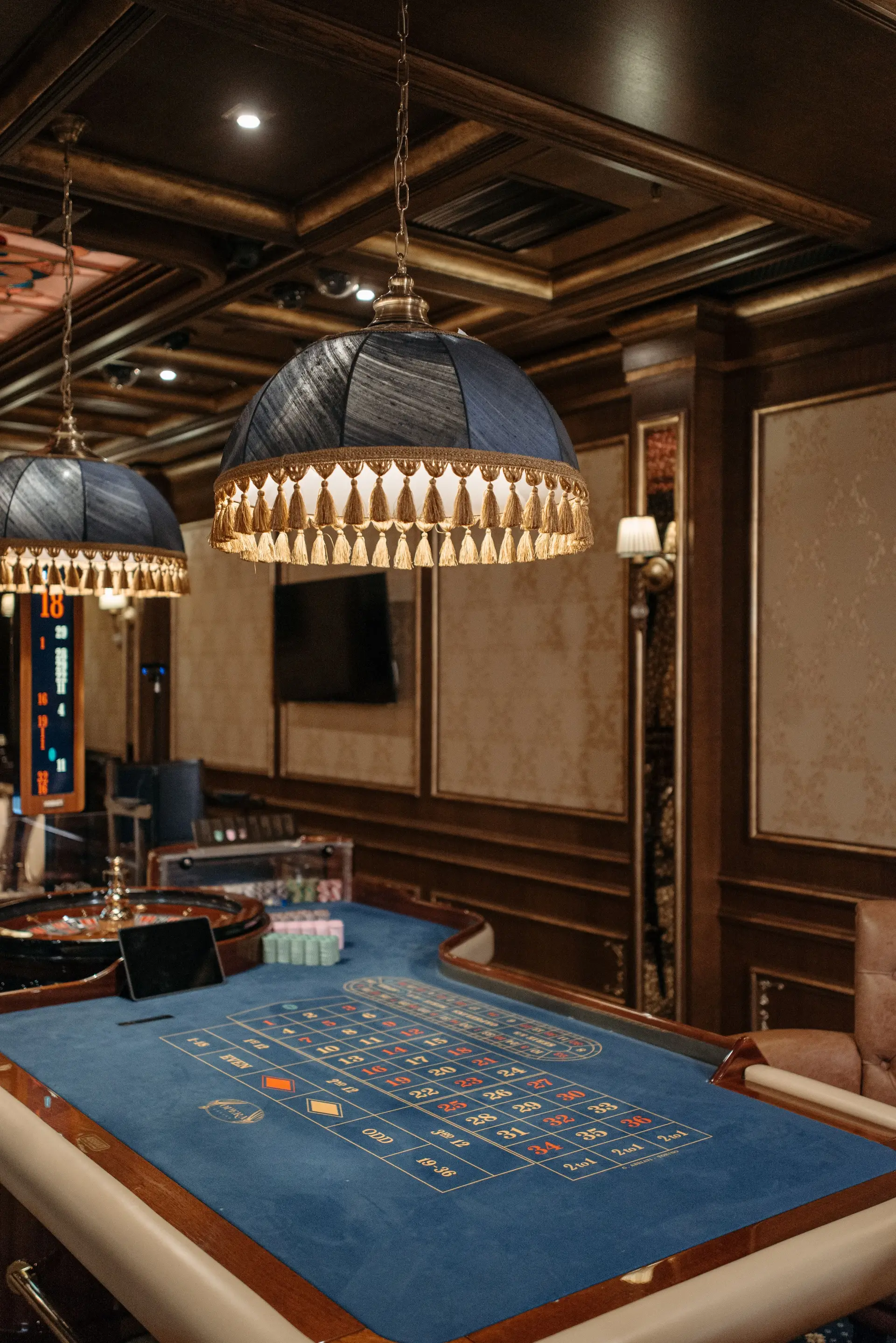 Eleganter Casino-Innenraum mit Roulette-Tisch und atmosphärischer Beleuchtung