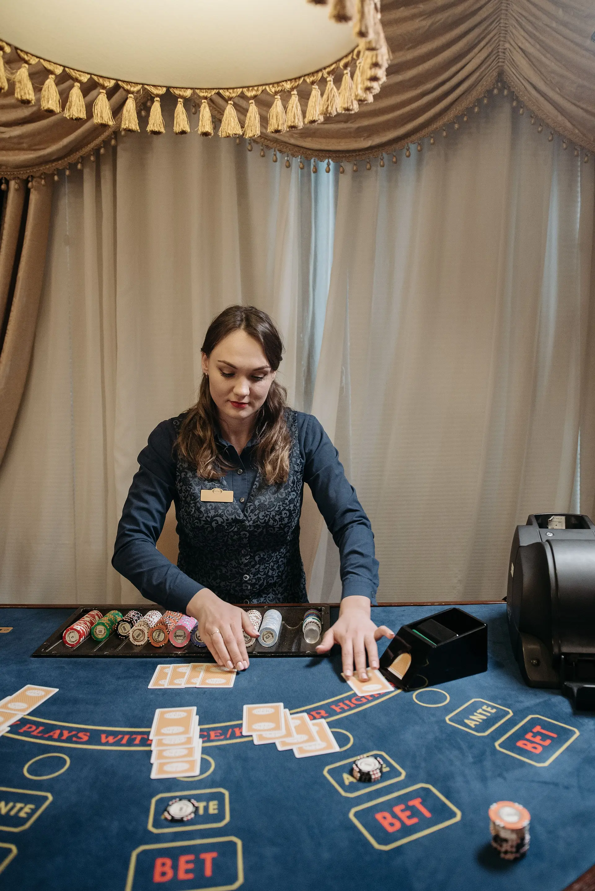 Dealer gibt Karten aus
