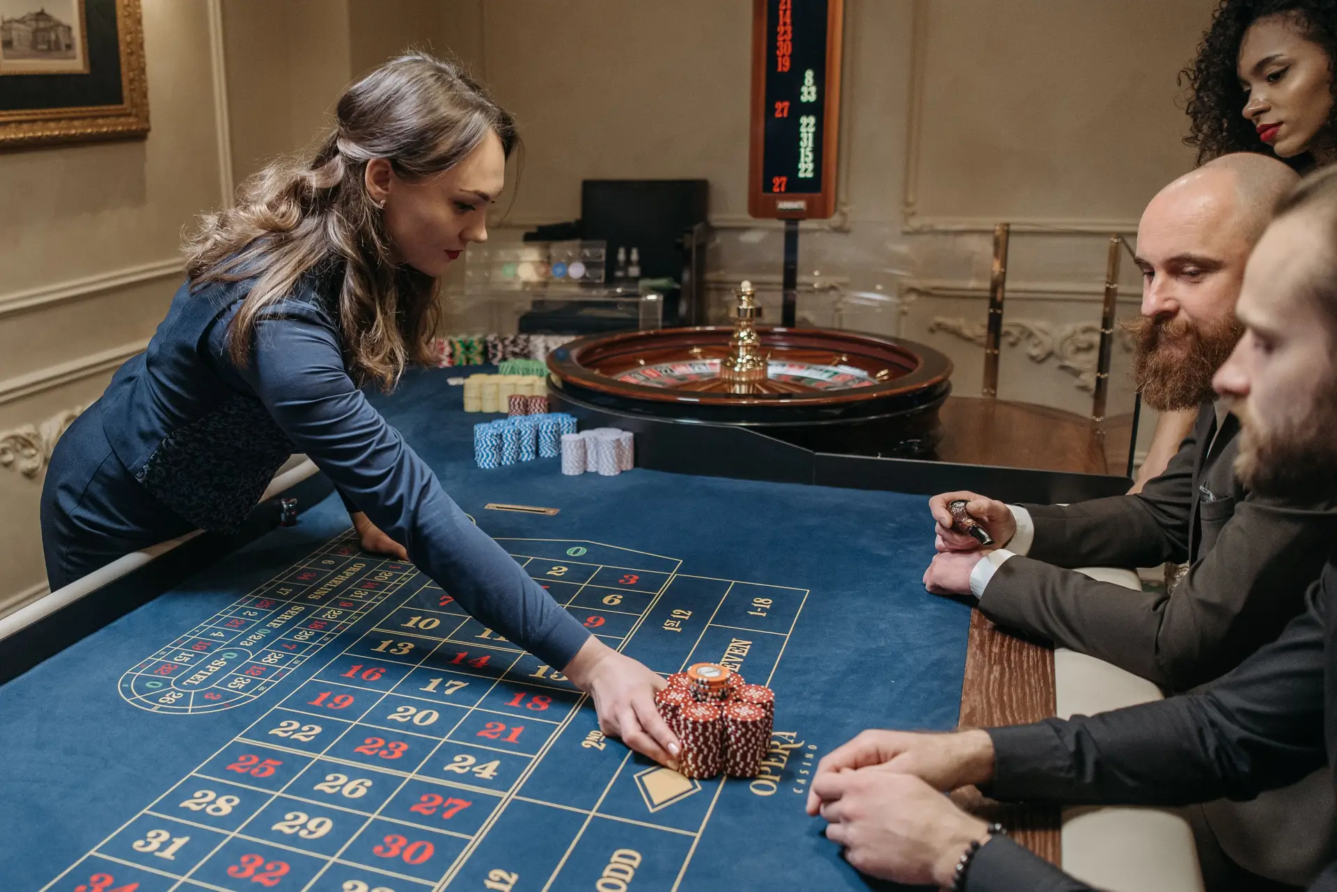 Roulette-Tisch mit Dealer